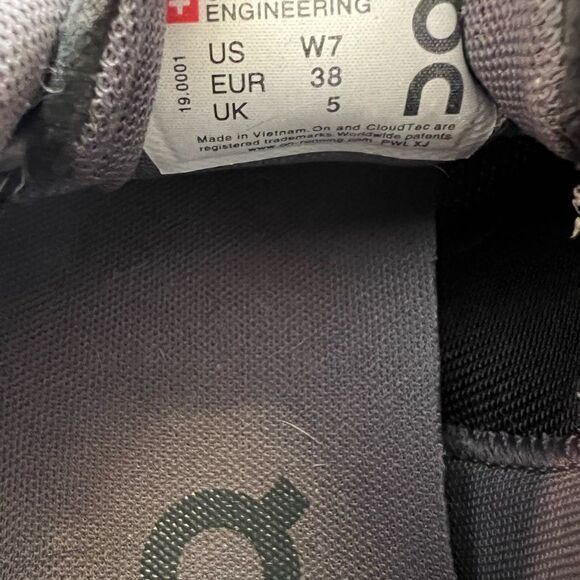 On Cloud Sneakers - Picture 6 of 7